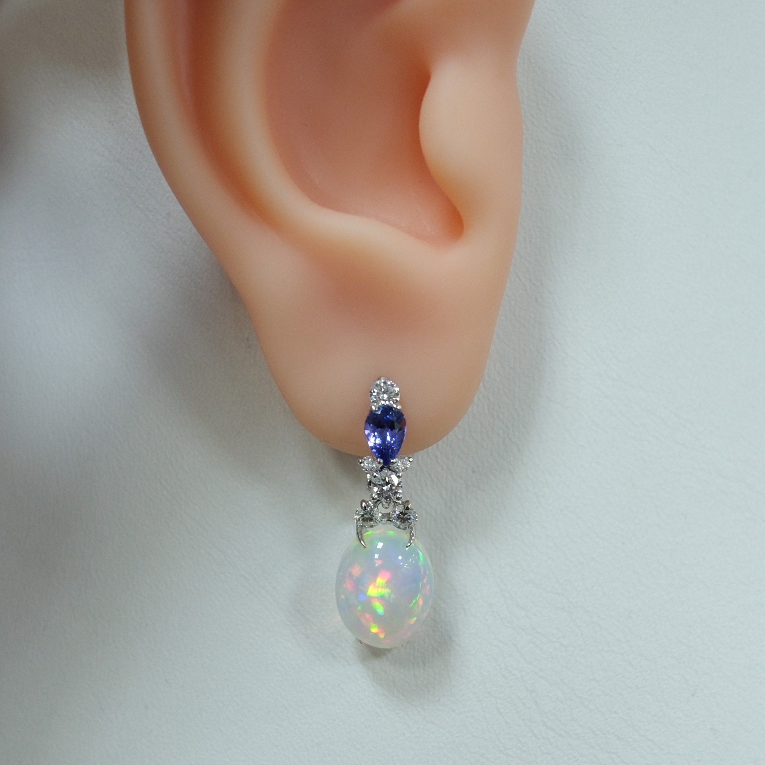 Серьги из белого золота с опалами